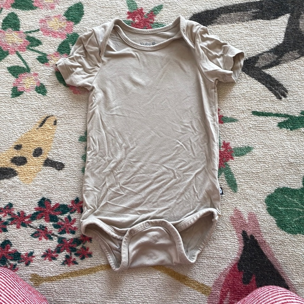 kyte baby onesie beige